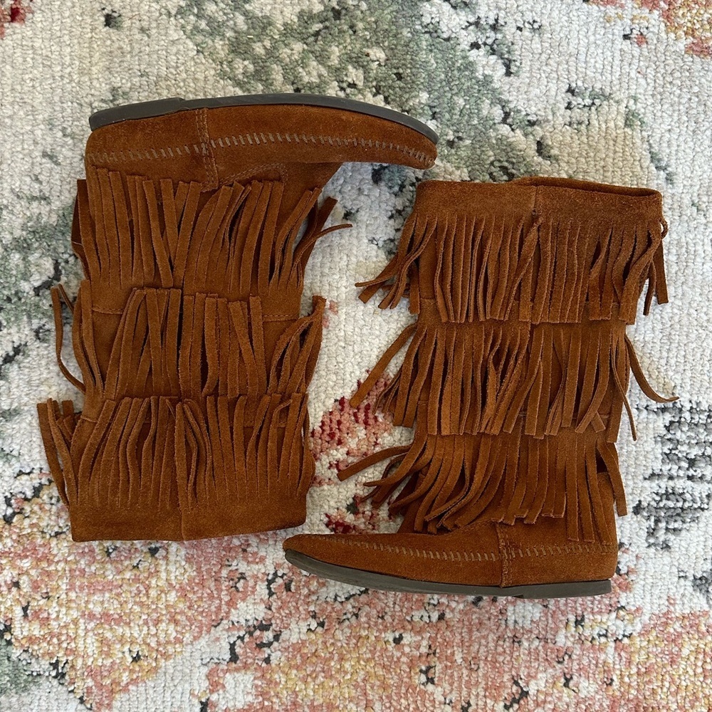 Minnetonka Women’s sz 6 Fringe Brown Boots 3-Layer
Women’s size 6